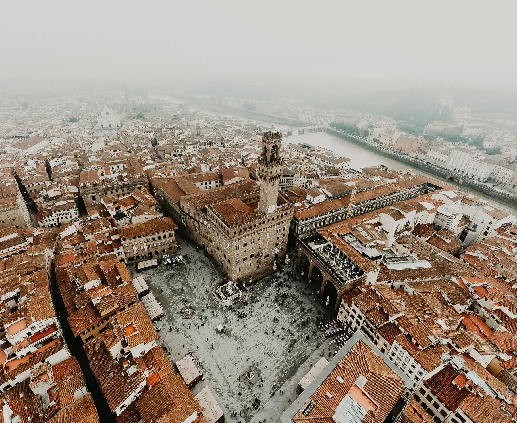 Fotografia aerea panoramica di paesaggio toscano