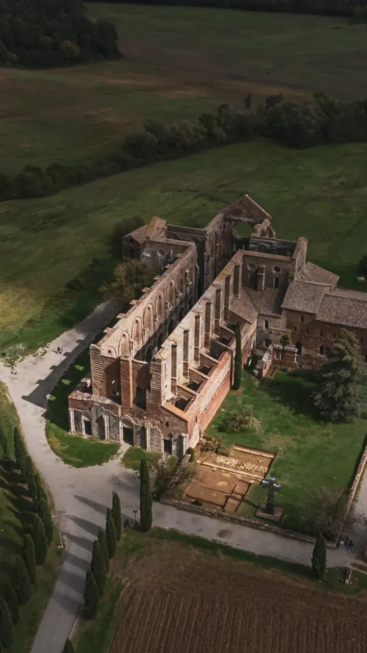 Abbazia fotografata dall'alto con drone