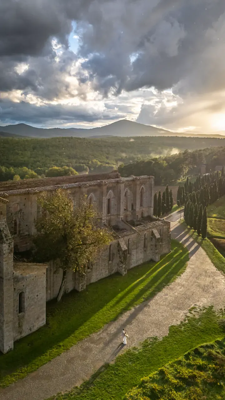 Paesaggio toscano con luce dorata e architettura storica