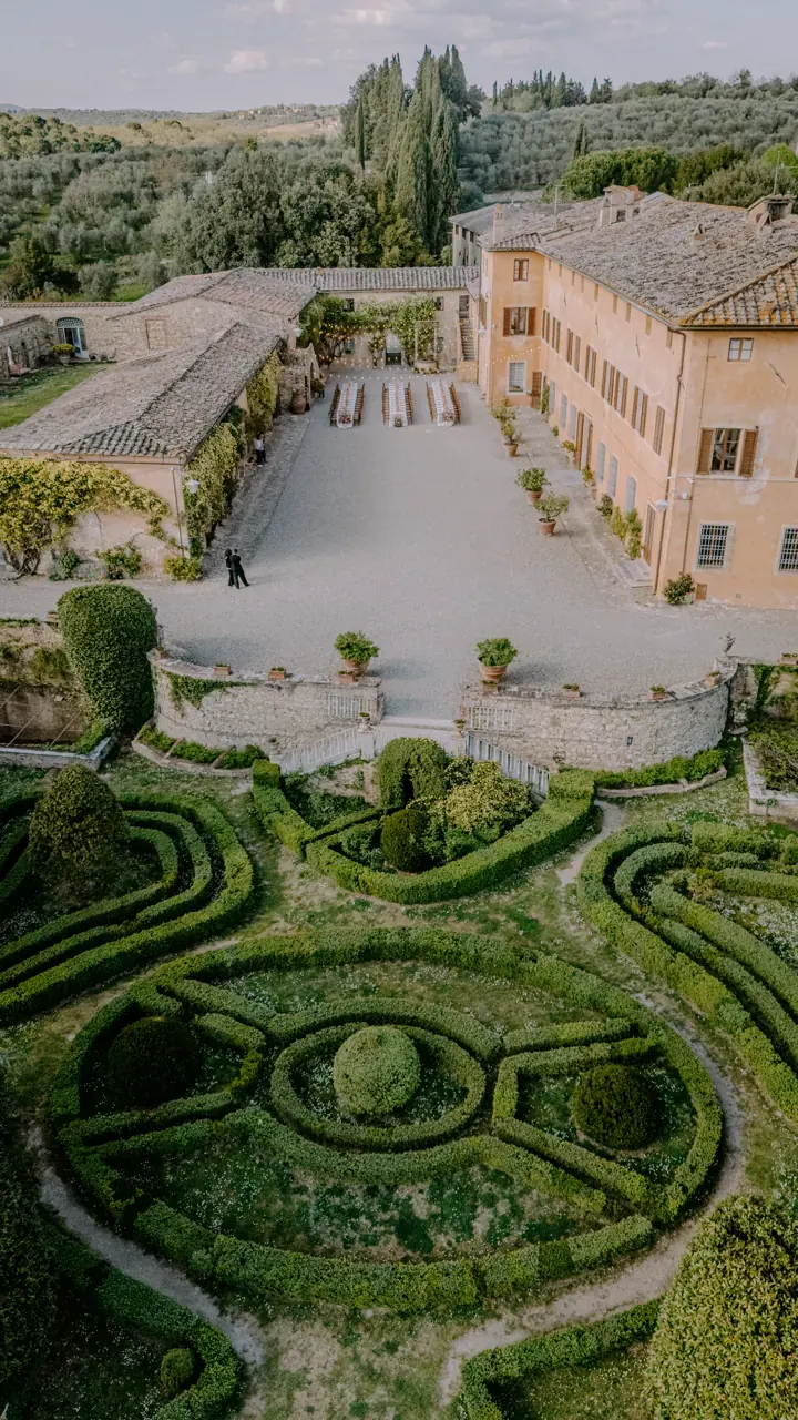 Giardino all'italiana e villa fotografati con drone